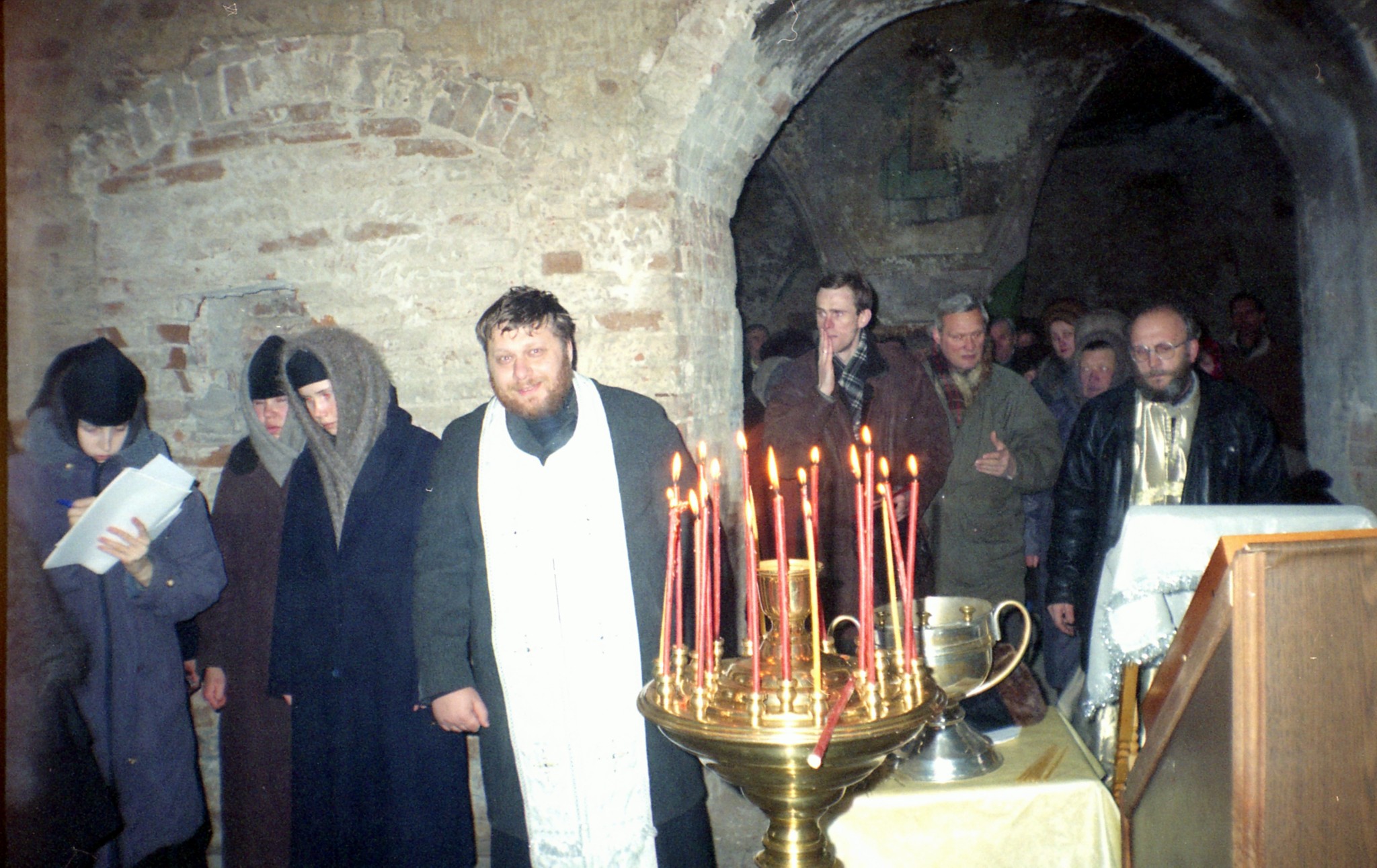 Первые молебны в разрушенном монастыре 2000 г.